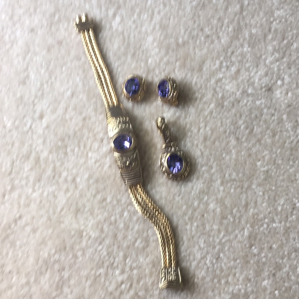 Bracelet earrings and pendant set.